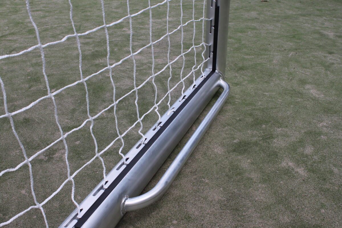 Nieuw: professioneel pupillen voetbaldoel JVD190 met haakloze netbevestiging 2 Draagbeugel van professioneel aluminium voetbaldoel JVD190 5 x 2 meter